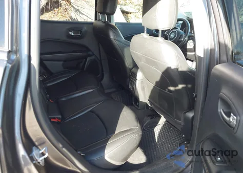 2021 Jeep Compass Latitude 4X4 z USA, uszkodzony, nr VIN 3C4NJDBB5MT547900